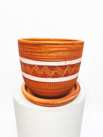 Red & white engraved high curved terracotta pot N2 - D22 H20