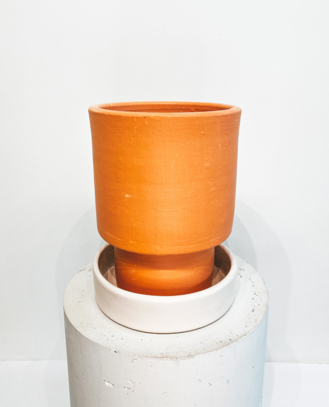 Minimal terracotta pot D20 + white glazed plate