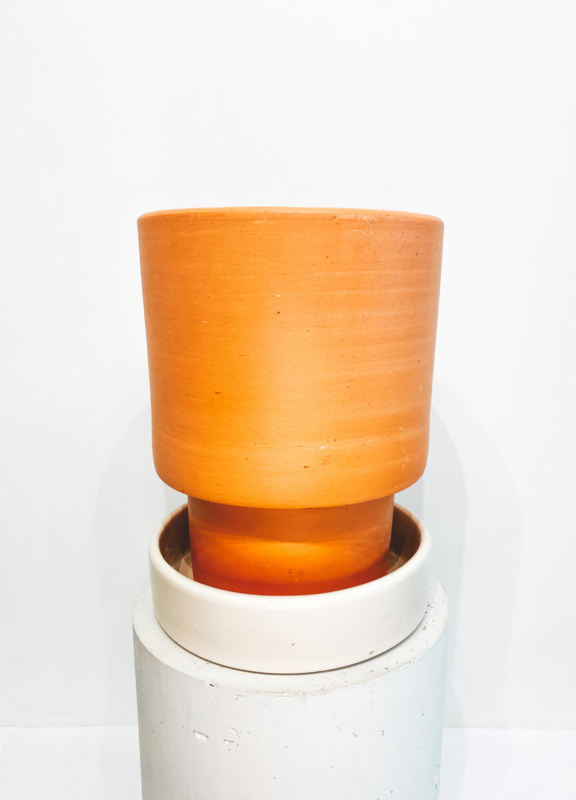 Minimal terracotta pot D26 + white glazed plate