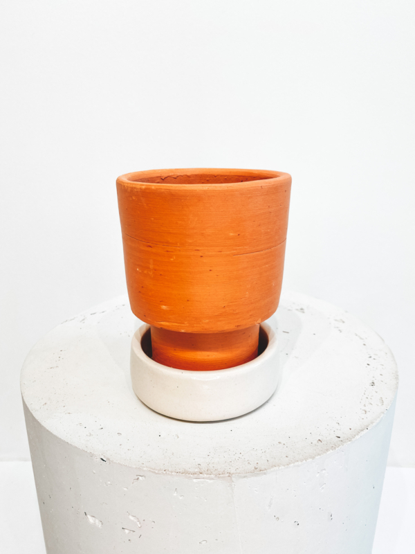 Minimal terracotta pot D10 + white glazed plate