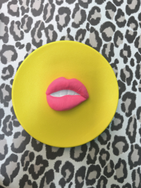 Wandbordje  geel met neon lippen