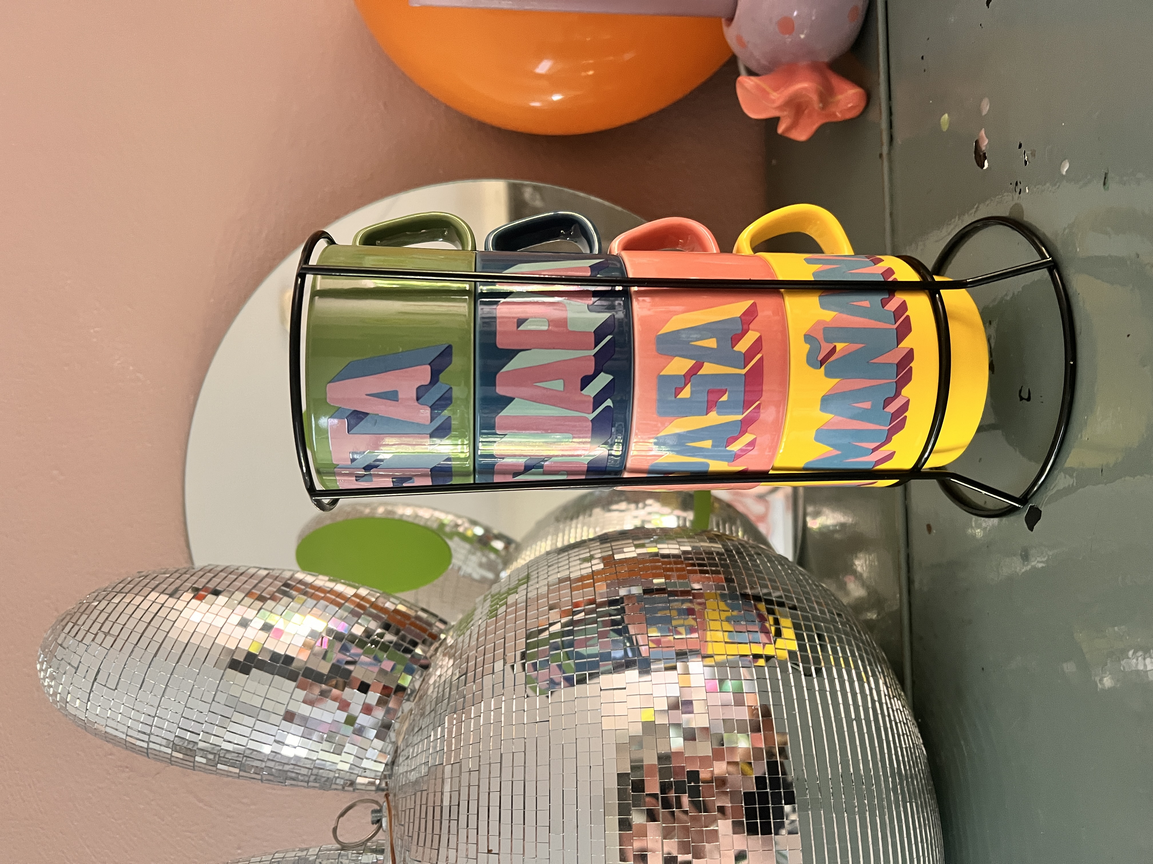 Mega gave kopjes in rekje van Kitschkitchen
