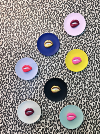 Lila  Wandbordje met neon  lippen handmade
