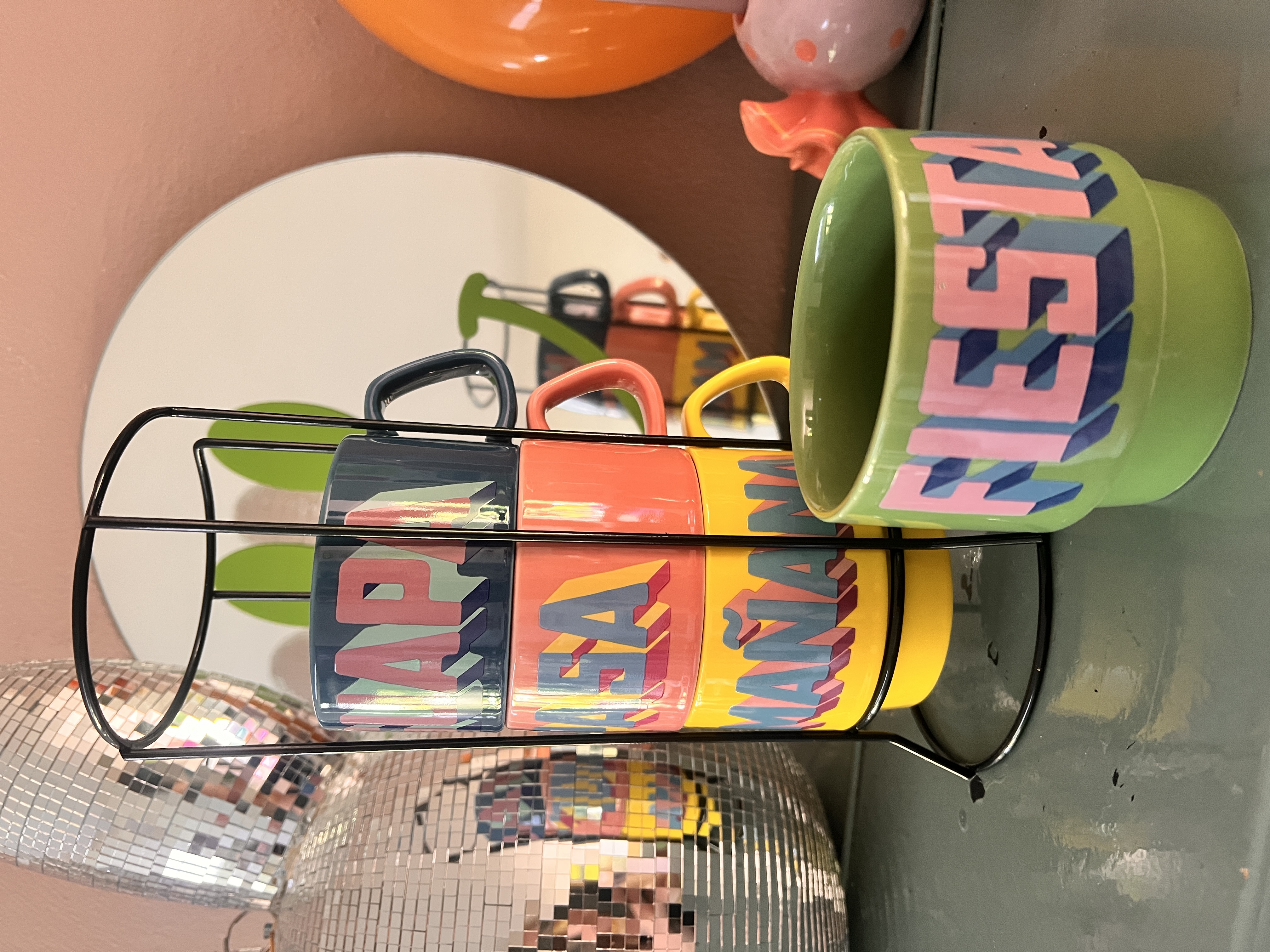 Mega gave kopjes in rekje van Kitschkitchen