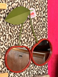 Te gekke spiegel in de vorm van kersen