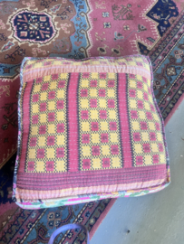 Prachtige groot kussen van vintage Kantha Quilts