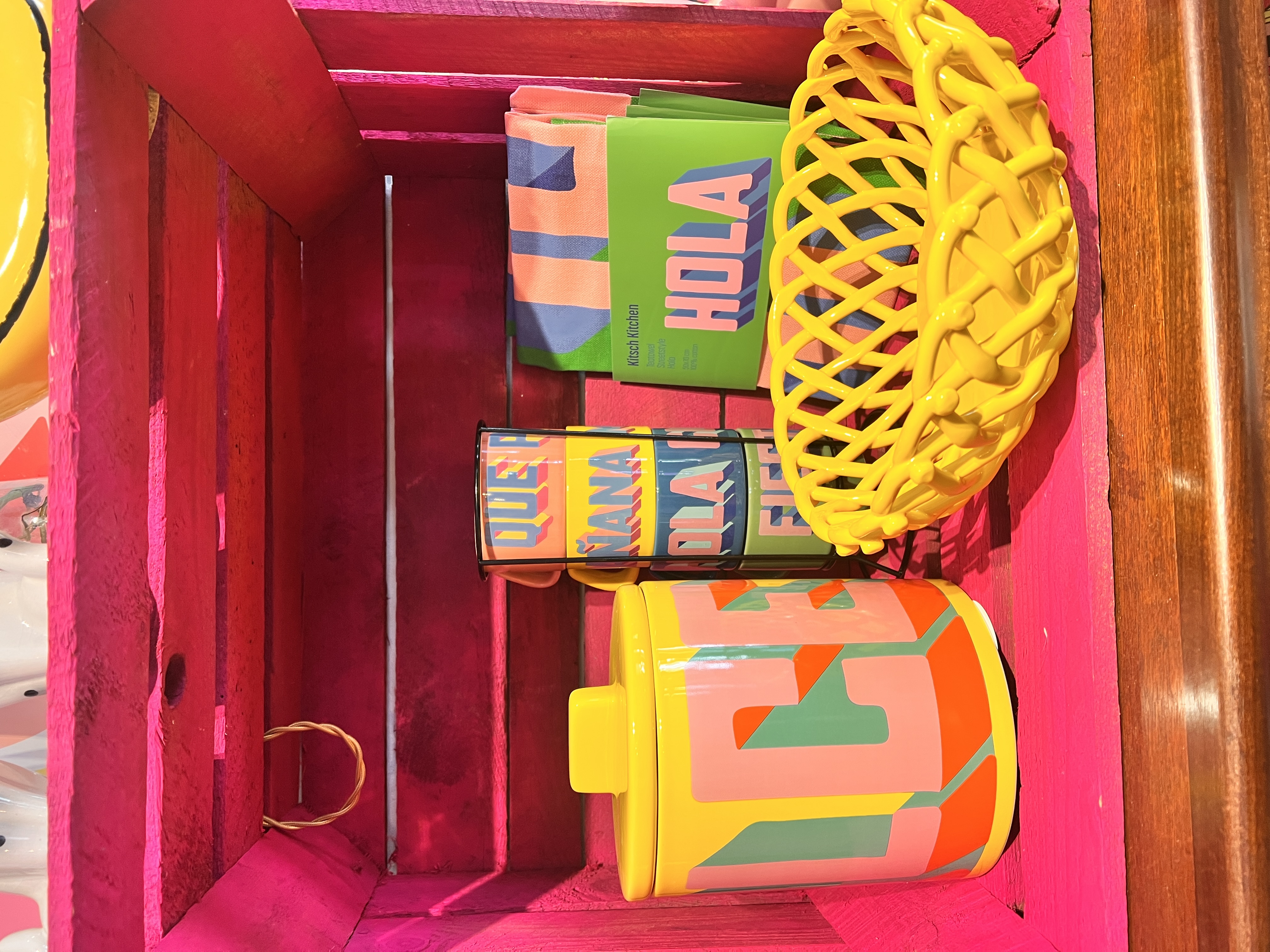 Mega gave kopjes in rekje van Kitschkitchen