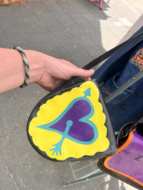 Upcyclede handtas knallend hart