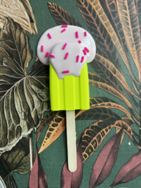 ijsje voor aan de muur, knal geel met roze