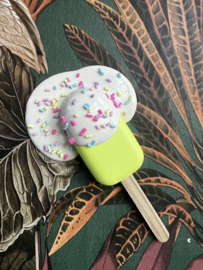 IJsje voor aan de muur, geel met beige drop en sprinkles