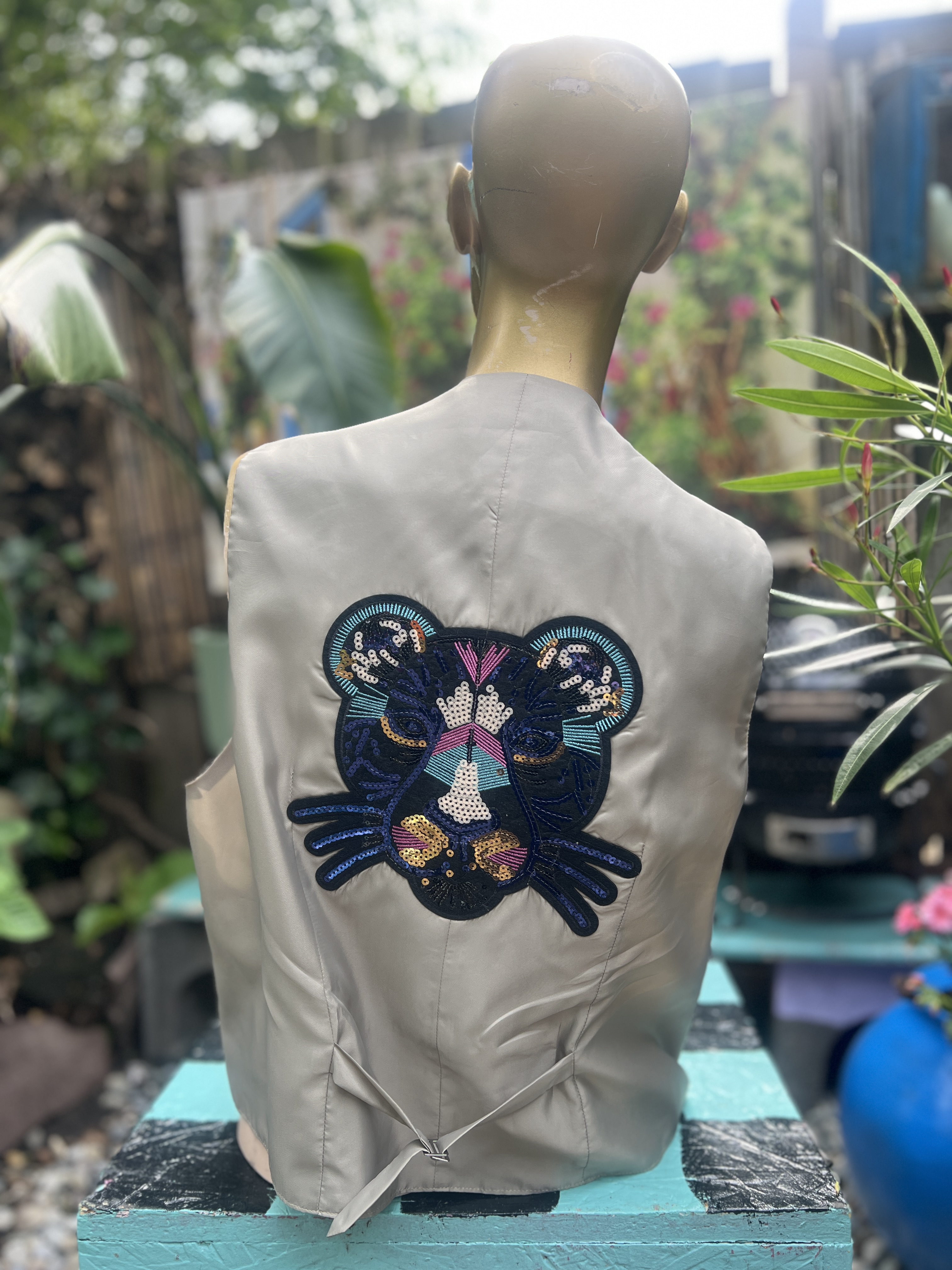 Te. Gek upcycled giletje beige