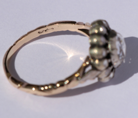 VERKOCHT 14 kt gouden antieke ring 1 ct diamant centraal, totaal 1.30 ct diamanten