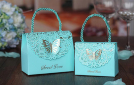 Cadeautasjes met laser gesneden gouden folie vlinder motief en touw hengsel