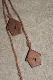 HANGER MET ROESTIGE HUISJES