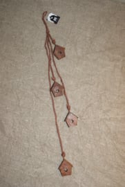 HANGER MET ROESTIGE HUISJES