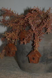 HANGER MET ROESTIGE HUISJES