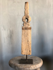 Ornament oud hout op metalen voet