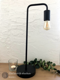 Stoere, zwarte metalen tafellamp