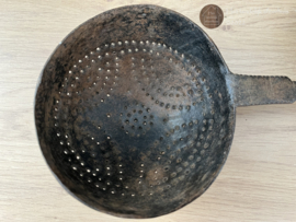 IJzeren schuimspaan met houten handvat