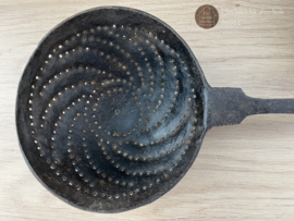 IJzeren schuimspaan met houten handvat