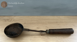 IJzeren schuimspaan met houten handvat