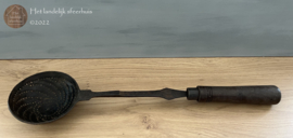 IJzeren schuimspaan met houten handvat