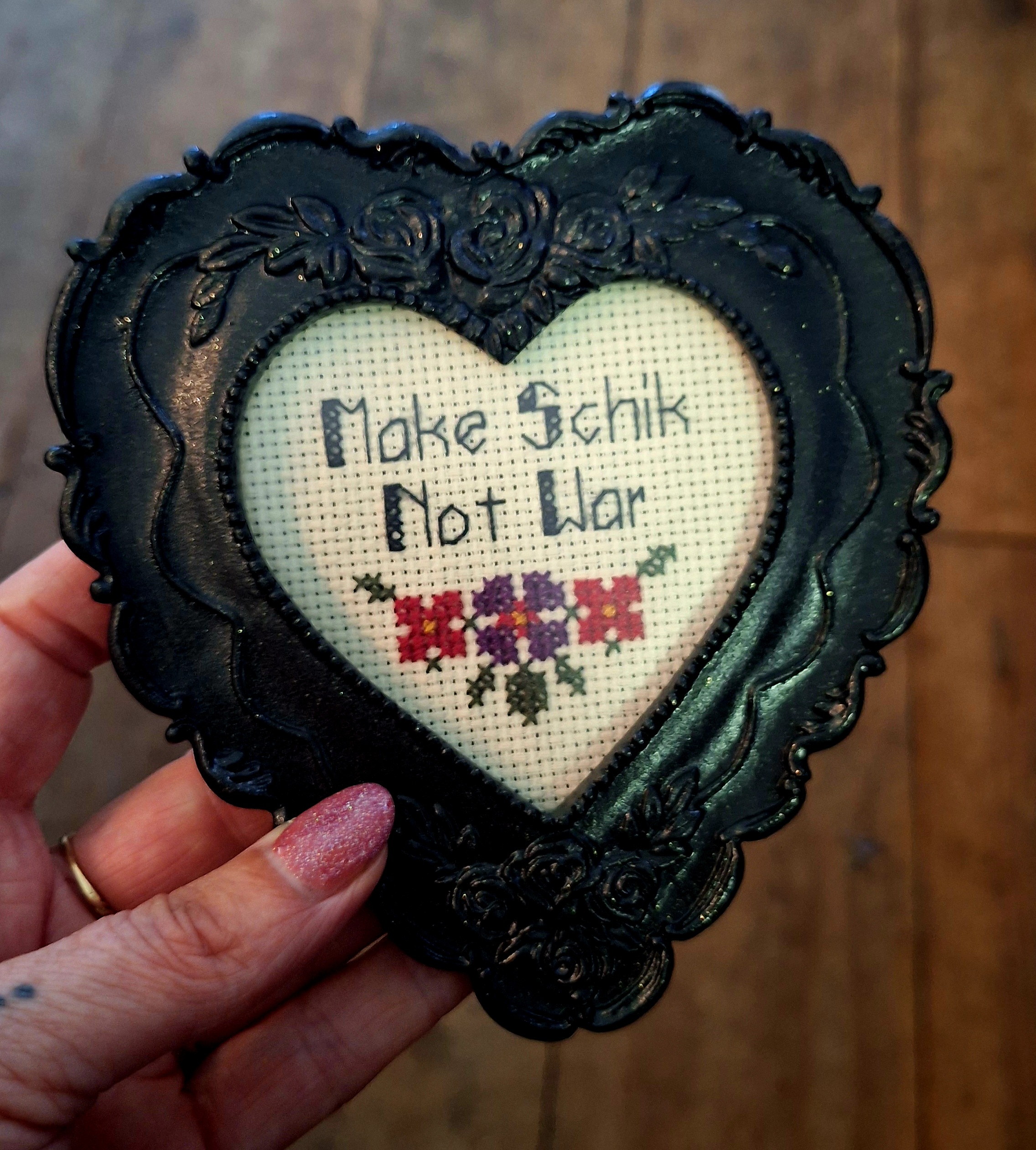 Make schik not war (zwarte cross)