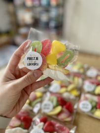Kleurrijke mini snoepzakjes - Bij een feestje hoort wat lekkers! | Traktatie