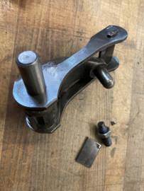 Rear band apply assembly