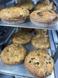 Focaccia borrelbrood olijven met oude kaas