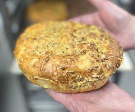 Focaccia borrelbrood pompoen met oude kaas