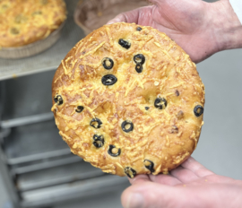 Focaccia borrelbrood olijven met oude kaas