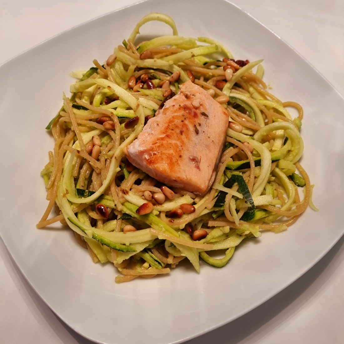 Grutjes kookt pasta met avocadosaus en zalm