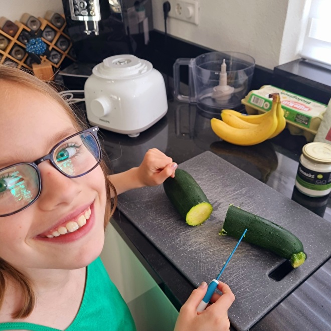KidsPROEF chocoladecake - courgette snijden