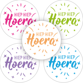 Cadeausticker - HIEP HIEP Hoera - kleur - 10 stuks