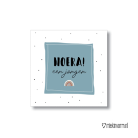 Cadeaulabel - Hoera! een jongen / vierkant - per stuk