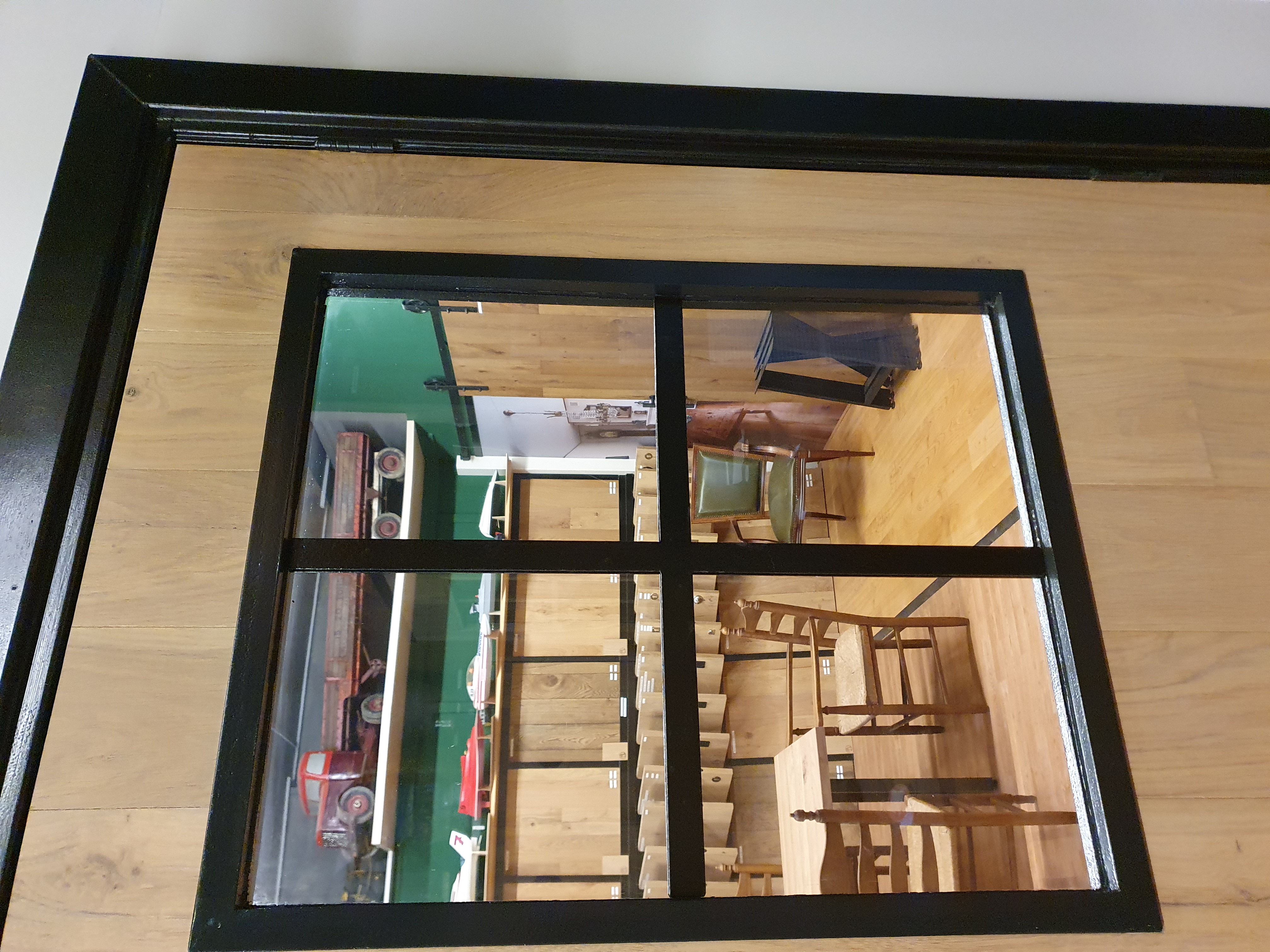 Binnendeur 63x201,5 eiken met glas in stalen frame met een stalen kruis
