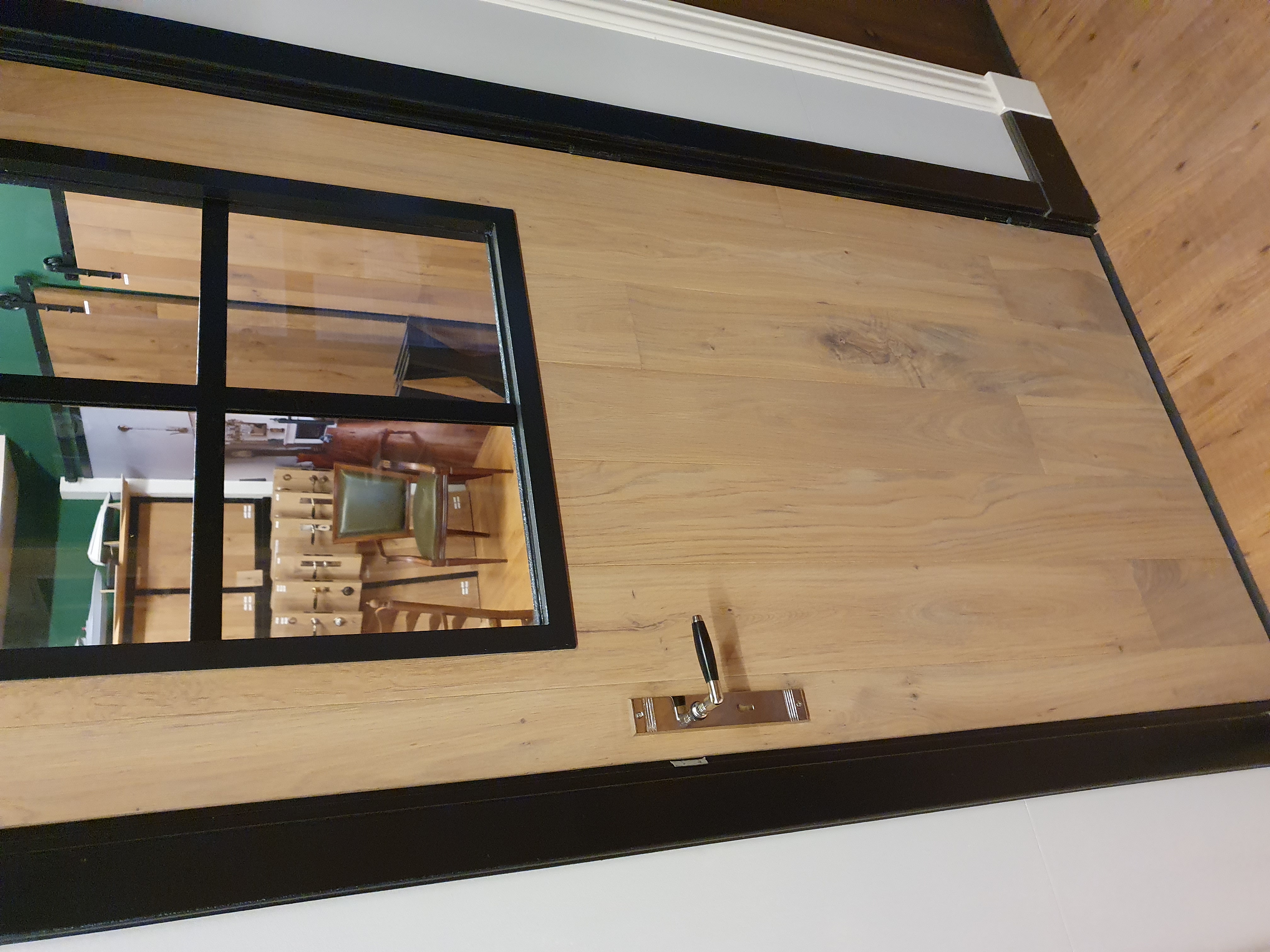 Binnendeur 63x201,5 eiken met glas in stalen frame met een stalen kruis