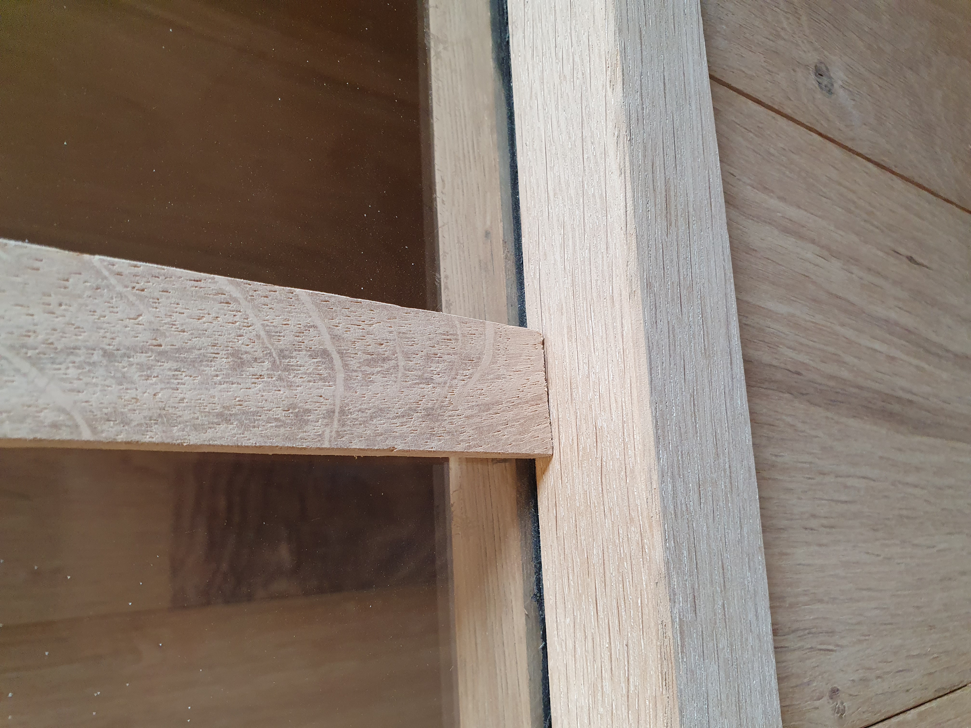 Binnendeur 63x201,5 eiken met glas in houten frame met een houten kruis