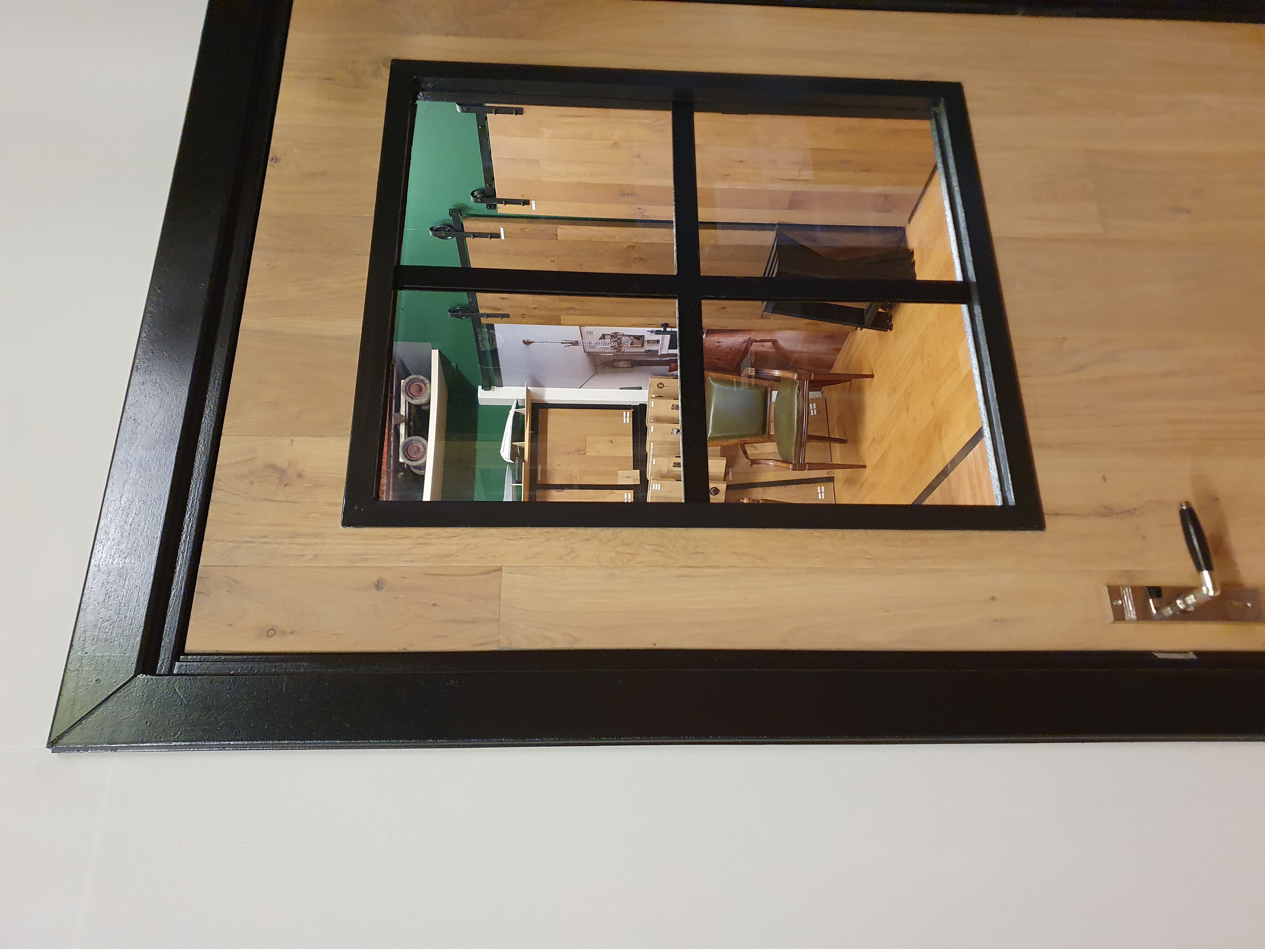Binnendeur 63x201,5 eiken met glas in stalen frame met een stalen kruis
