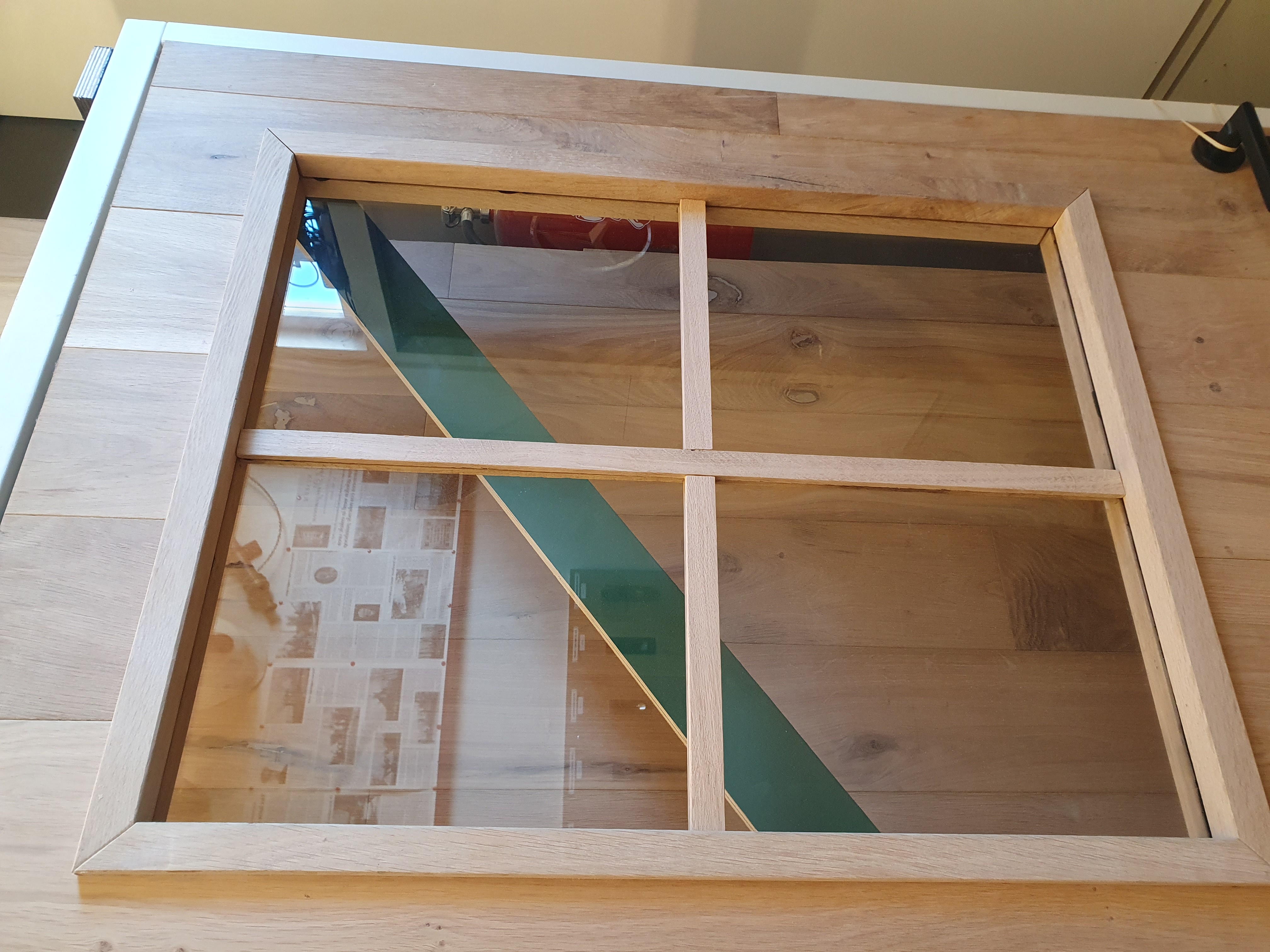 Binnendeur 63x201,5 eiken met glas in houten frame met een houten kruis