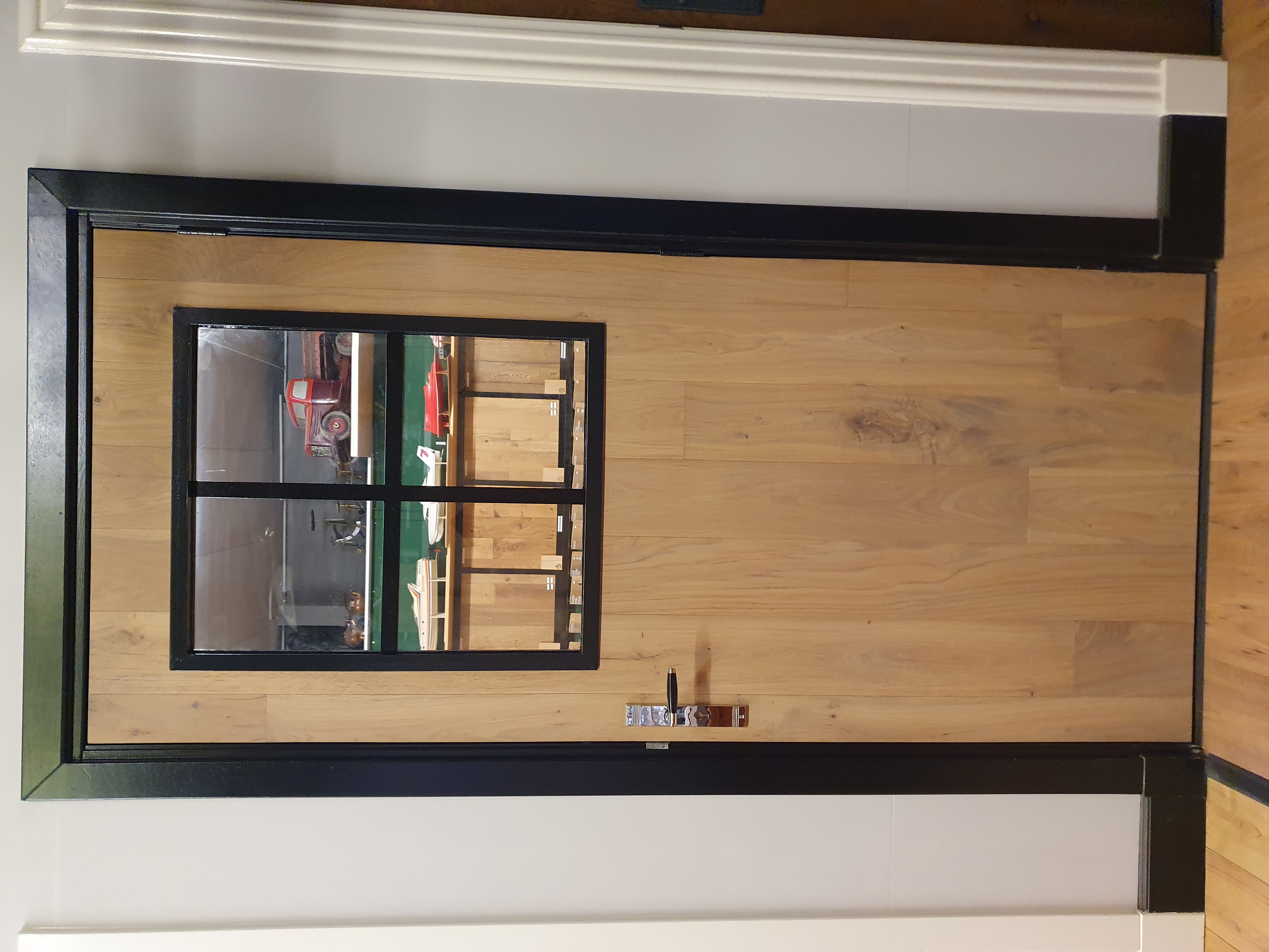 Binnendeur 63x201,5 eiken met glas in stalen frame met een stalen kruis