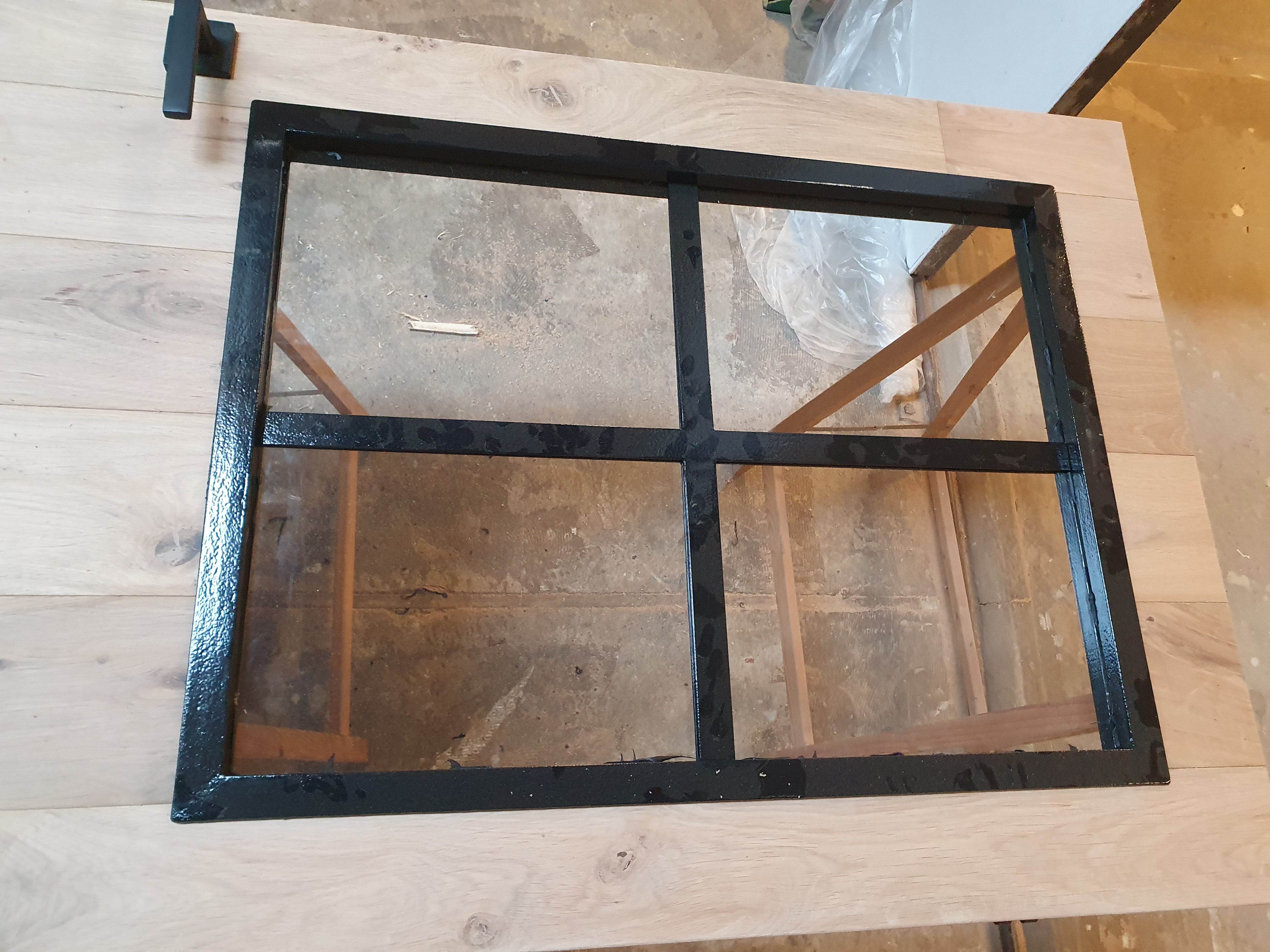 Binnendeur eiken met glas in stalen frame met een stalen kruis