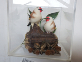Vitrine met vogelbeeldjes