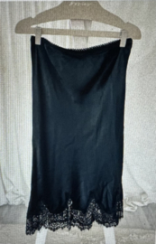 BYPIAS , BOHEMIANA ELIZA VISCOSE ONDER ROK ZWART