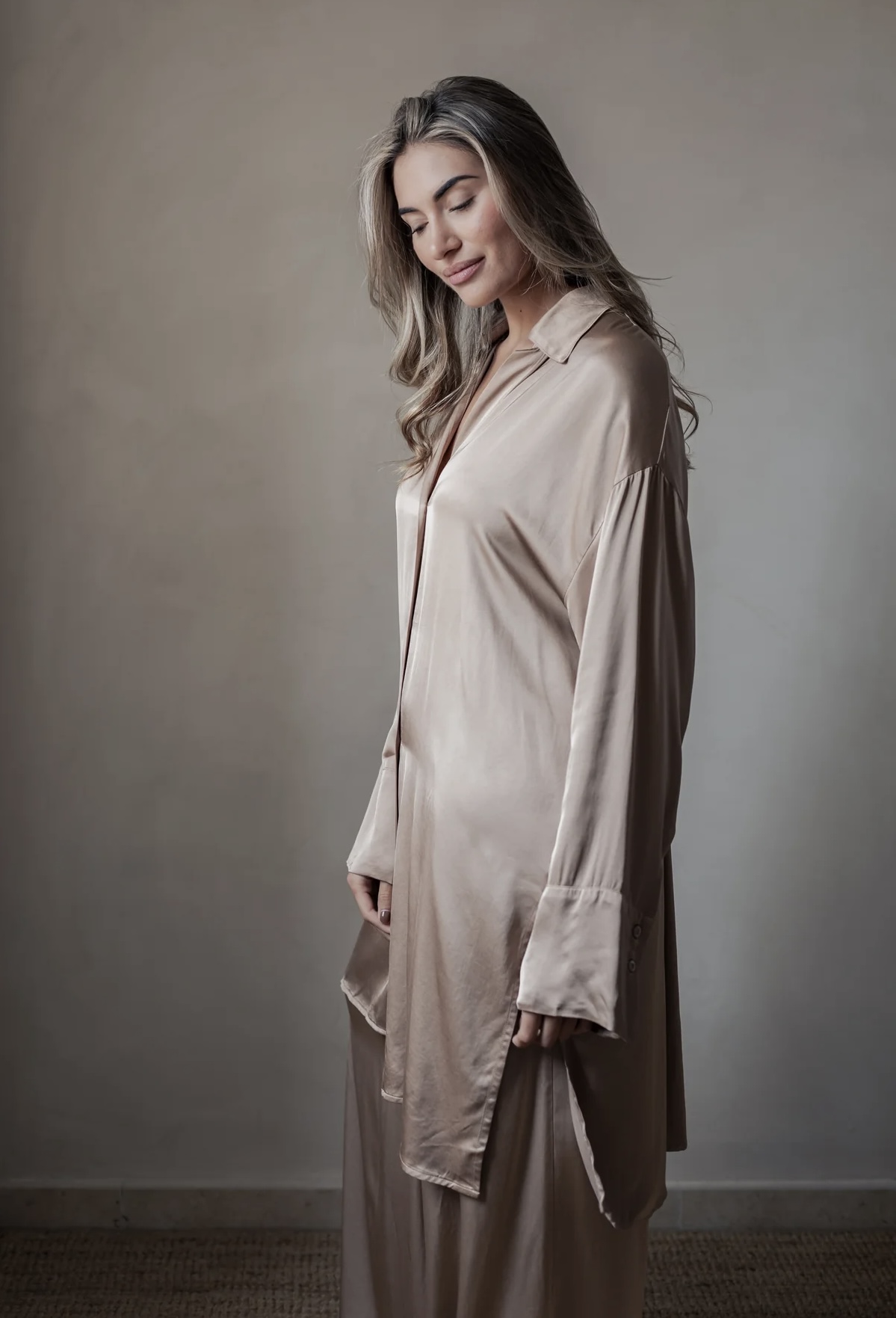 BYPIAS GLOWING SATIN LUXE VELONA BLOUSE POWDER