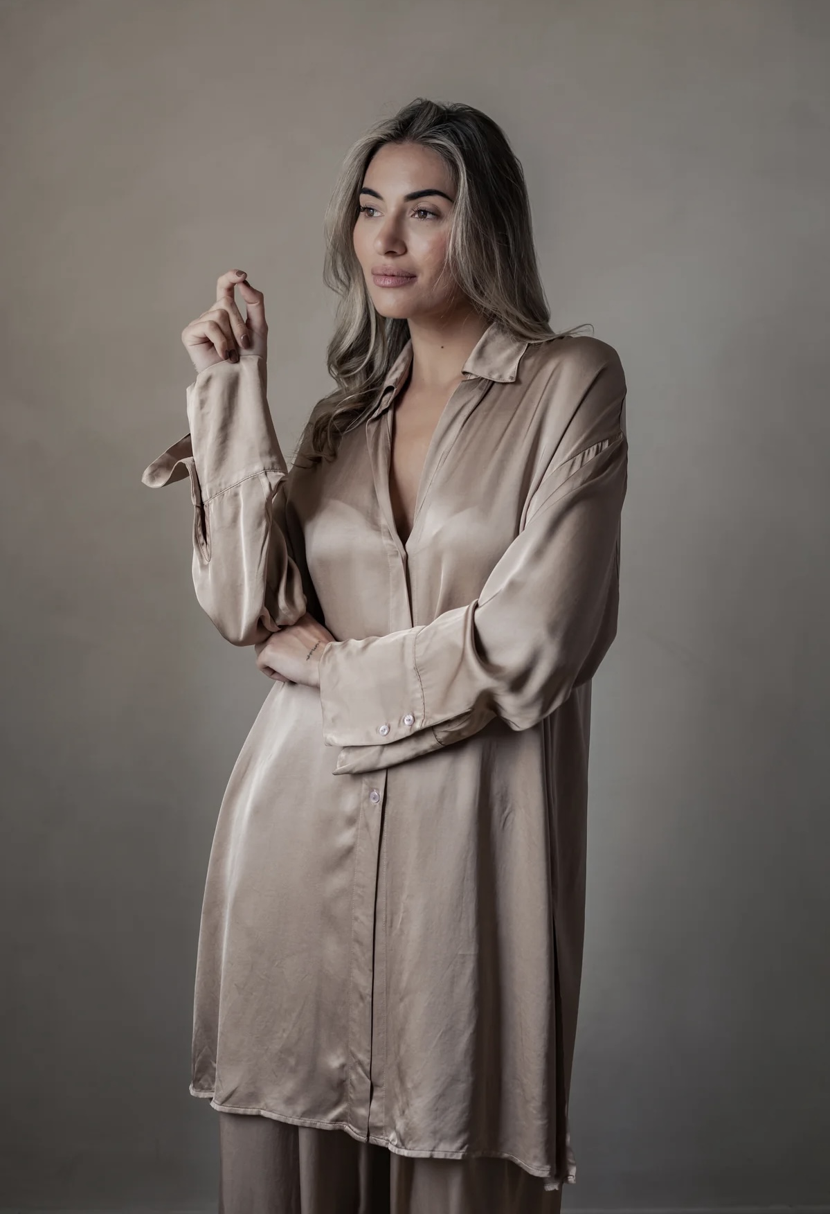 BYPIAS GLOWING SATIN LUXE VELONA BLOUSE POWDER