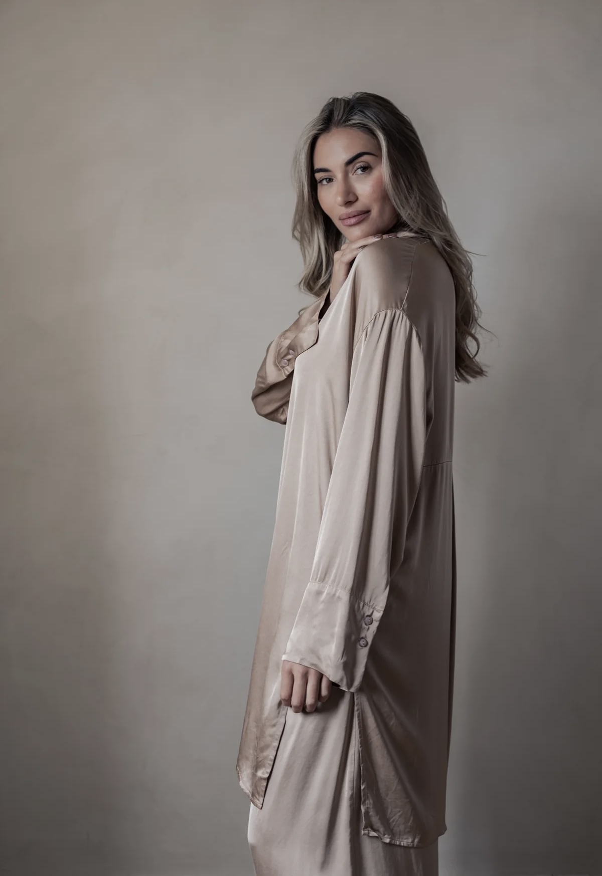 BYPIAS GLOWING SATIN LUXE VELONA BLOUSE POWDER