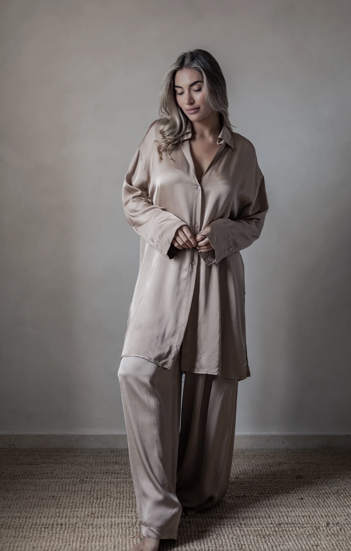 BYPIAS GLOWING SATIN LUXE VELONA BLOUSE POWDER