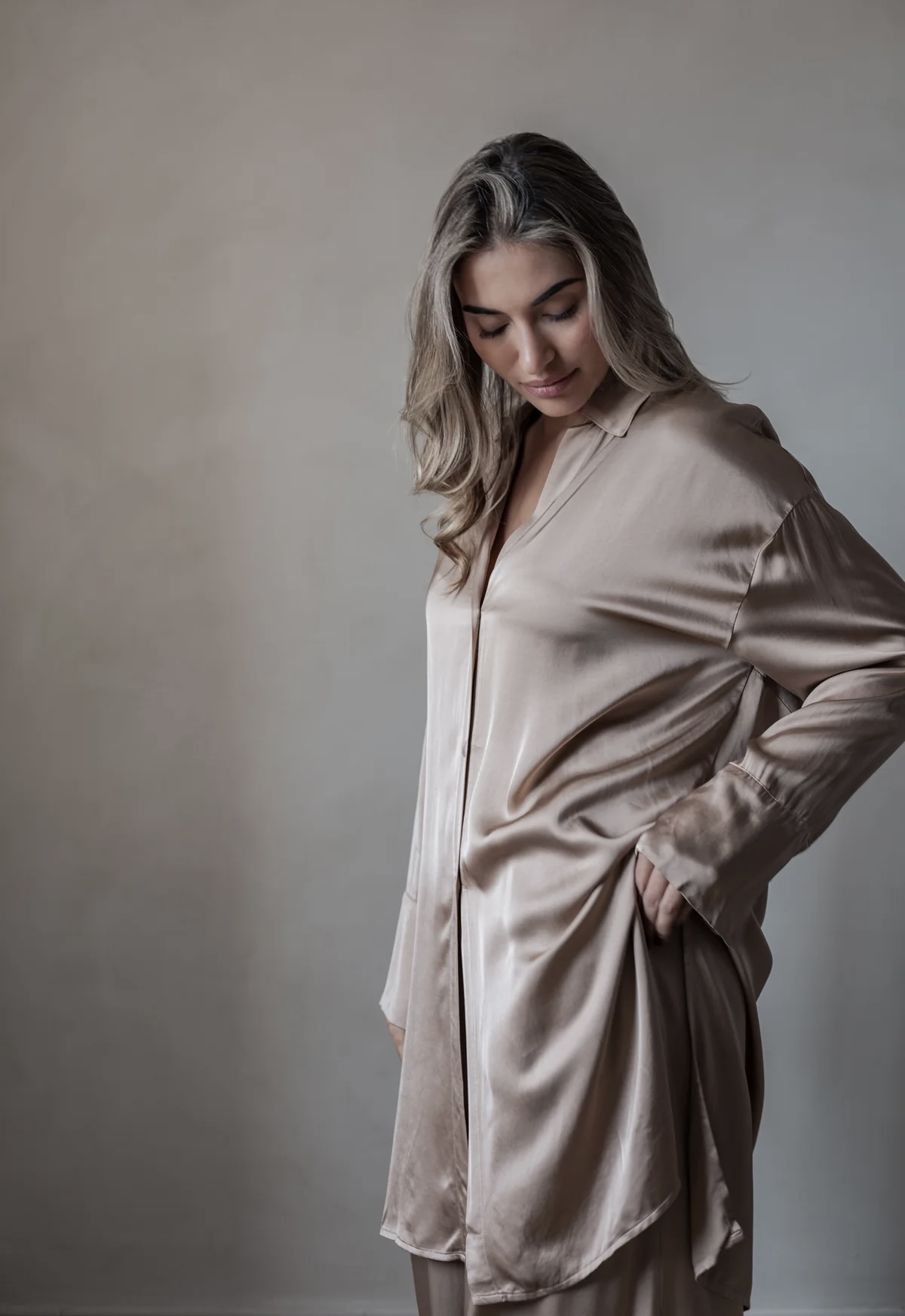 BYPIAS GLOWING SATIN LUXE VELONA BLOUSE POWDER